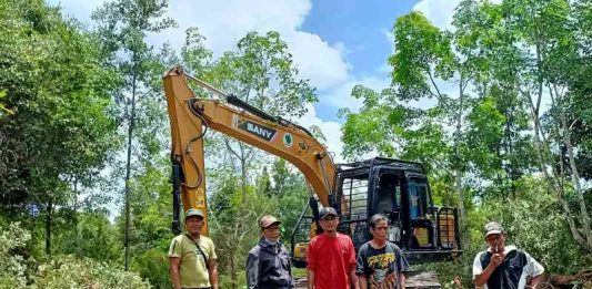 Pembukaan Jalan Tembus Antara Dua Desa Diawasi Langsung Oleh Dua Kades Lain Kabupaten …!!!