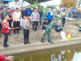 Lomba Memancing Ikan di Kolam