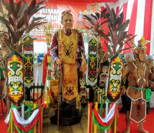 Penganugerahan Gelar Kehormatan Dayak Kepada H. Deddy Winarwan