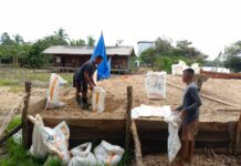 TMMD Gontong Royong Angkut Material Dengan Karung Beras