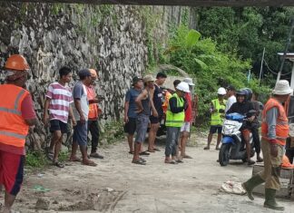 Warga Gontong Royong Memperbaiki Jalan