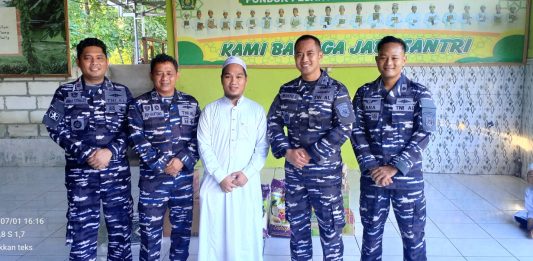 Danlanal Kumai Tebar Kasih Ke Santri Sunanul Huda