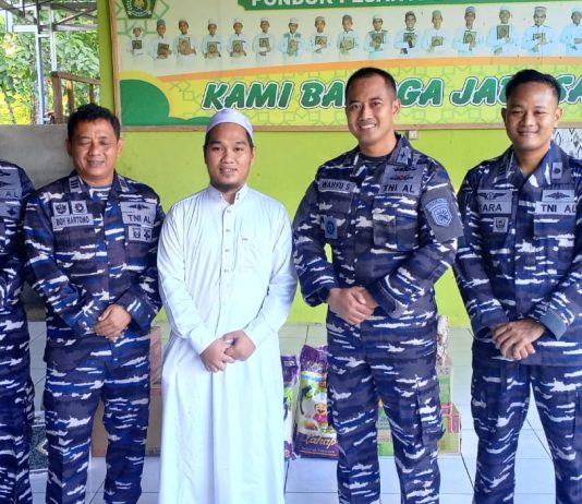 Danlanal Kumai Tebar Kasih Ke Santri Sunanul Huda
