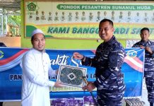 Danlanal Kumai Tebar Kasih Ke Santri Sunanul Huda