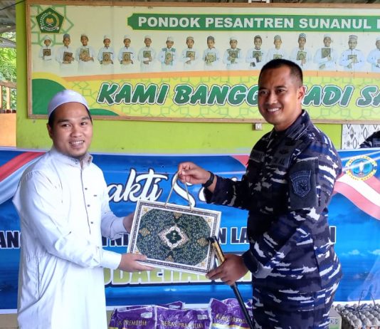 Danlanal Kumai Tebar Kasih Ke Santri Sunanul Huda
